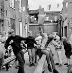 126174 Afbeelding van een groep kinderen tijdens een kussengevecht in de Jeremiestraat te Utrecht ter gelgegenheid van ...